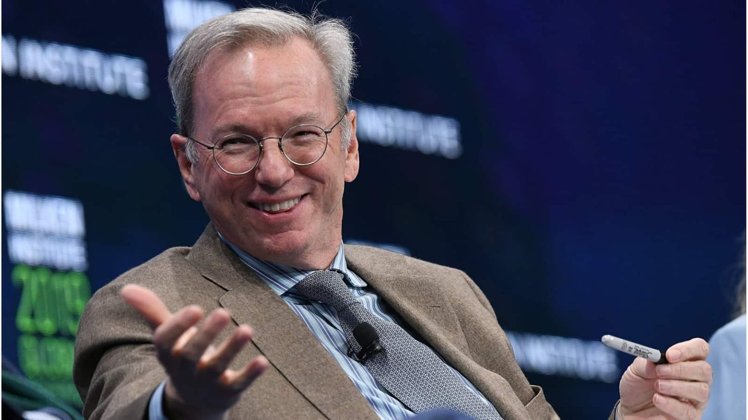 Ex-Google CEO warns of the danger of fast AI development