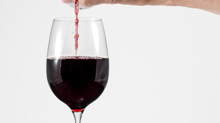 Researchers home in on headache-causing compounds in red wine