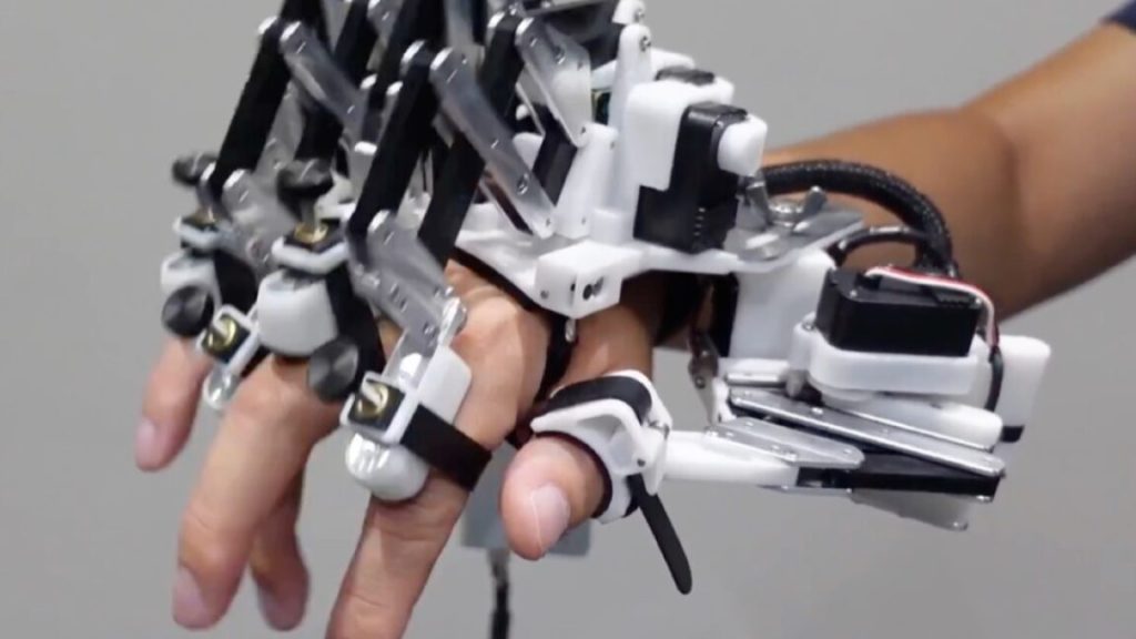 Robotic hand helps pianists overcome “ceiling effect”