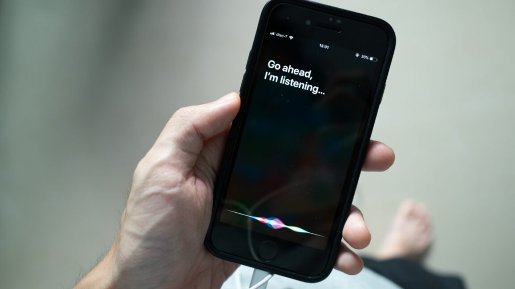 Siri “unintentionally” recorded private convos; Apple agrees to pay M