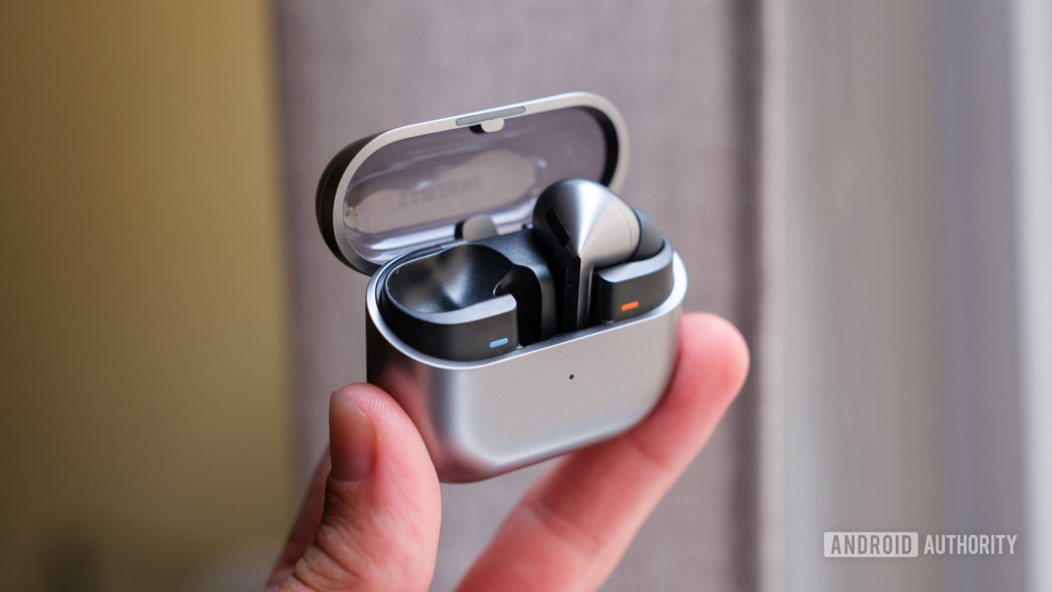 Galaxy Buds 3 Pro charging flaw leaves users with one dead earbud