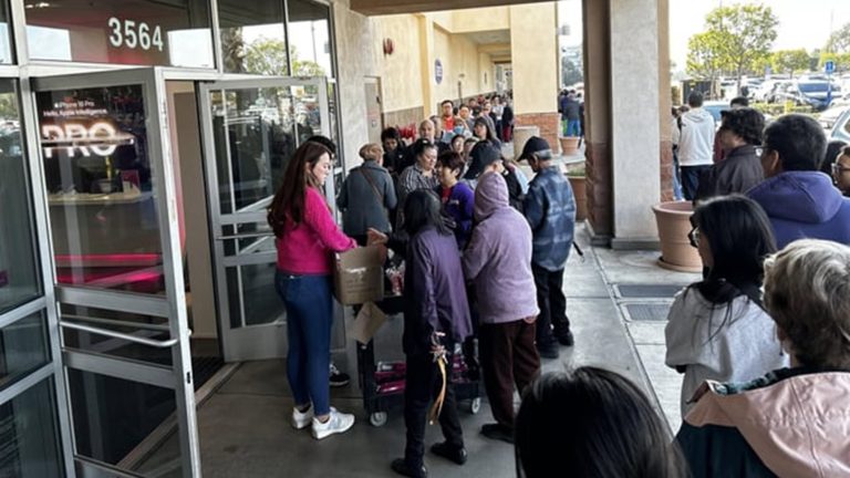 Latest T-Mobile free gift had customers lining up around the block